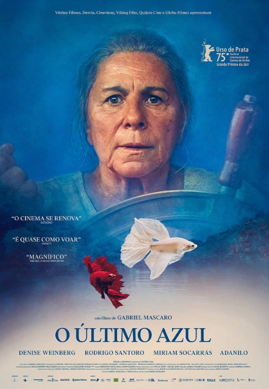 Cartaz de divulgação do filme. No centro da imagem, uma idosa branca, com cabelos grisalhos presos para trás, rugas de expressão, sobrancelhas pretas e olhos verdes. Ela está com uma blusa azul clara e segura um leme de madeira. Seu olhar está voltado para frente. O fundo é preenchido por um tom azul. Na parte inferior do cartaz, dois peixes da raça Betta nadam: um branco e outro, vermelho. O título do filme está centralizado na parte inferior em letras maiúsculas azuis: “O último azul”. Acima do título, em letras menores, está a frase: “um filme de Gabriel Mascaro”. Logo abaixo do título, aparecem quatro nomes em letras maiúsculas azuis: “Denise Weinberg”, “Rodrigo Santoro”, “Miriam Socarrás” e “Adanilo”.