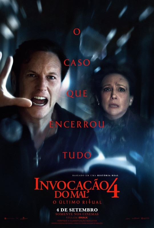 Cartaz de divulgação do filme. Em primeiro plano, à esquerda, um homem segura um livro com a mão esquerda enquanto estende a outra mão aberta para frente, com o semblante franzido e boca aberta, em ação de grito. À direita, uma mulher está com uma expressão de espanto: sobrancelhas arqueadas e boca semiaberta. No fundo, uma sala escura com cacos de vidro desfocados voando entre as duas pessoas. No centro do cartaz, o texto: 