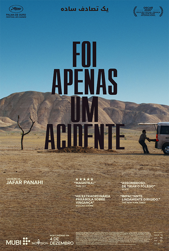 Cartaz de divulgação do filme. O cartaz apresenta uma paisagem árida em tons de marrom-claro, com montanhas baixas ao fundo e céu azul uniforme na parte superior. No centro do cartaz, em letras grandes e pretas, está o título: “Foi apenas um acidente”. As palavras estão posicionadas sobre o solo arenoso. À direita, há um homem usando camisa azul-clara e calça preta. Ele está inclinado, com as mãos apoiadas na traseira de uma van branca estacionada, parcialmente à vista. Próximo à van, há um pequeno monte de terra escura no chão. À esquerda, há uma árvore seca com dois galhos finos. Na parte inferior, em letras pequenas e brancas: “Um filme de Jafar Panahi”.