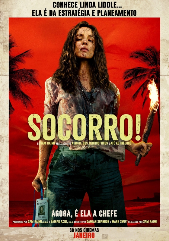 Cartaz de divulgação do filme. No centro, há uma mulher branca, com cabelos castanhos e ondulados, na altura dos ombros. Ela está de frente e usa camisa de mangas longas e dobradas e calça verde-escura. O rosto, os braços e a roupa apresentam marcas de sujeira e resíduos escuros. Na mão esquerda, a mulher segura uma tocha acesa; na mão direita, segura um crachá com foto, preso a um cordão azul. O fundo do cartaz é preenchido por um céu vermelho intenso. Silhuetas de palmeiras em preto, com folhas abertas, estão posicionadas nas laterais da imagem. Na parte superior do cartaz, em letras pretas: “Conhece Linda Liddle… Ela é da estratégia e planejamento”. No centro da imagem, em letras amarelas, está o título: “Socorro!”. Abaixo, em letras menores: “De Sam Raimi, realizador de A Noite dos Mortos-Vivos e Até ao Inferno”. Na parte inferior do cartaz: “Agora, é ela a chefe”.
