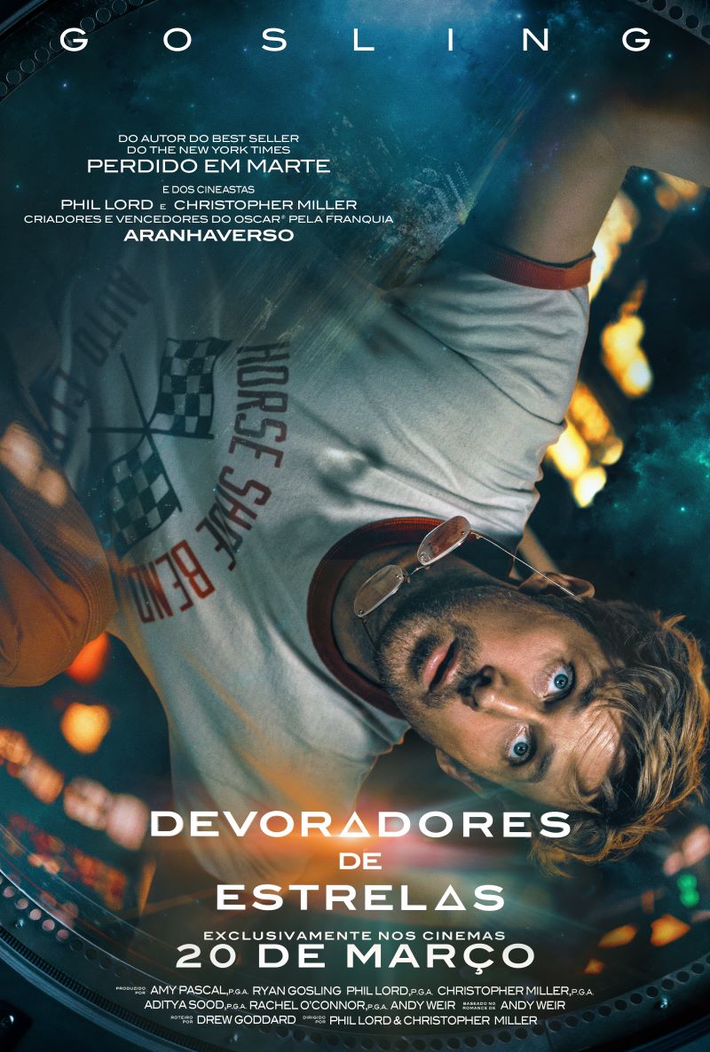 Cartaz de divulgação do filme. Ao centro, um homem branco, com cabelos curtos e loiros, olhos azuis e barba curta. Ele está em posição invertida e diagonal, com a cabeça próxima ao canto inferior direito do cartaz. Usa camiseta branca com gola e mangas em vermelho, estampada com duas bandeiras quadriculadas, e um par de óculos de armação fina caído abaixo do queixo. Ao redor, a borda circular de uma janela e diversos pontos de luz em tons de laranja e amarelo desfocados e refletidos no vidro. Na parte superior do cartaz, em letras brancas espaçadas, aparece o sobrenome “Gosling”. Na região central inferior, em letras brancas e grandes, o título: “Devoradores de Estrelas”.